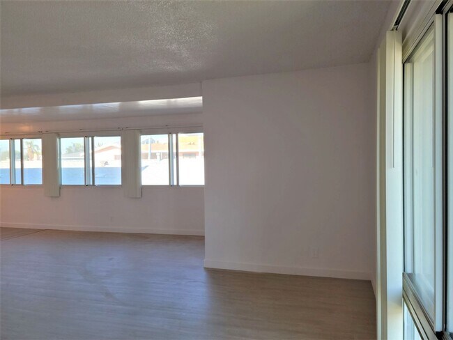 Building Photo - 623 S Grevillea Ave