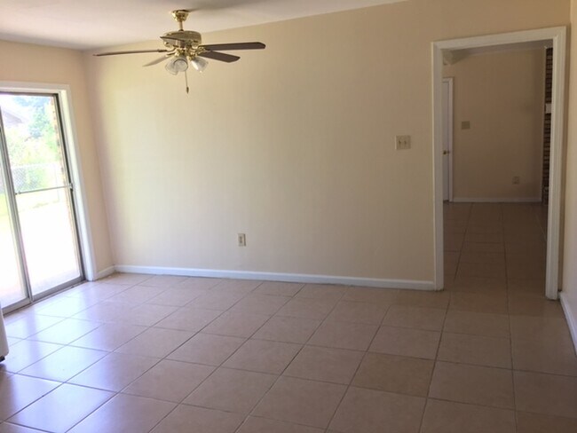 Foto del edificio - 2409 E Birch Dr