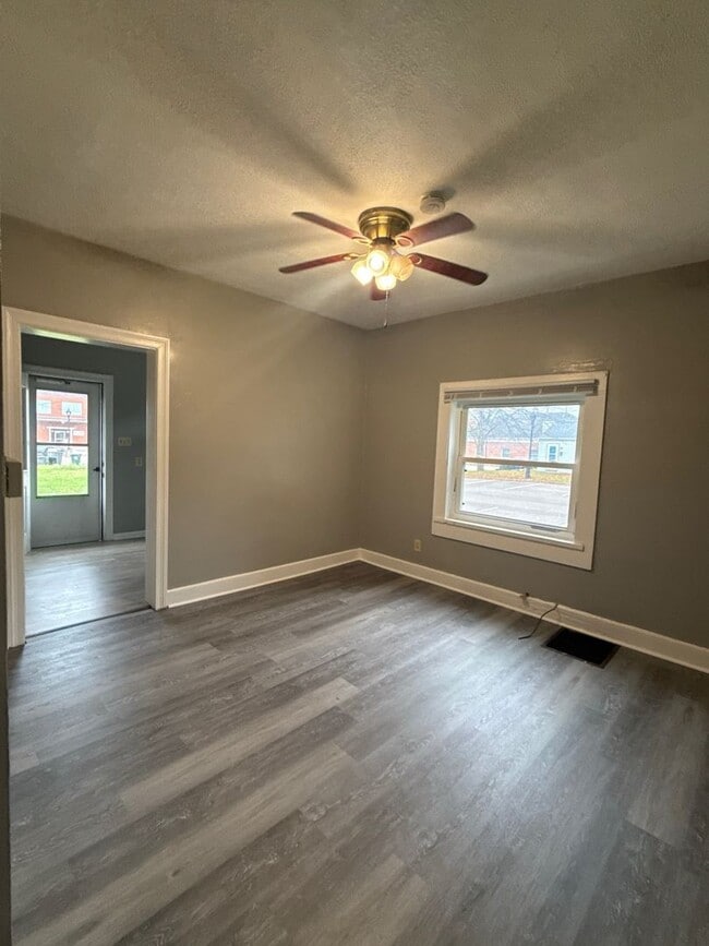 Building Photo - 26 E Main St