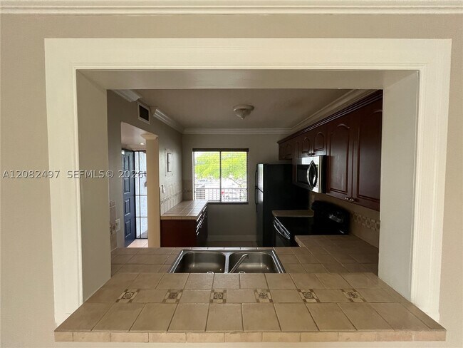 Foto del edificio - 8560 N Sherman Cir