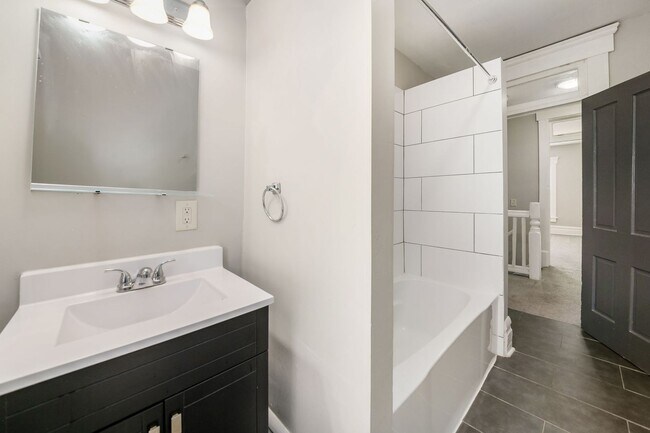 Foto del edificio - Beautiful 2-bed Townhome located in Olde T...
