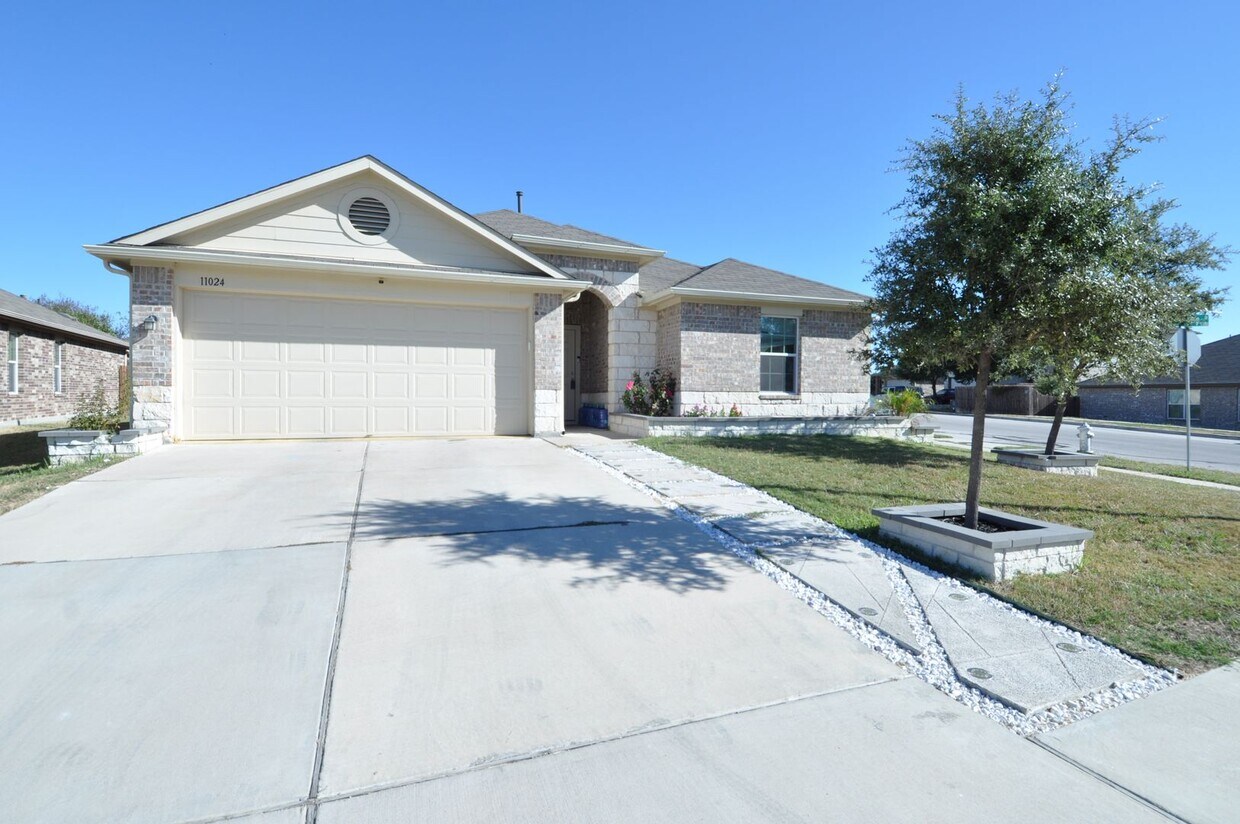 Foto principal - Open Concept One Story Home with TV, Fridg...
