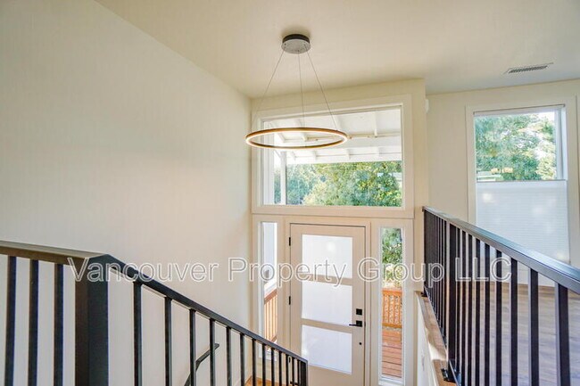 Building Photo - 819 SE Olympia Dr
