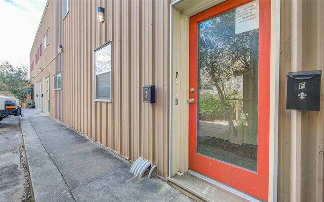 Foto del edificio - 6503 Mapleridge St