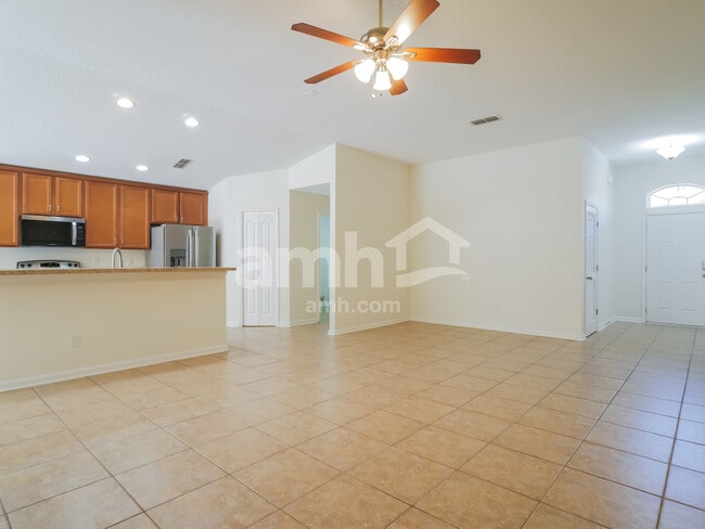 Building Photo - 224 E New England Dr