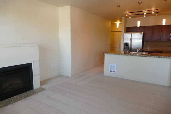 Building Photo - Top Floor 2 Bedroom, 2 Bathroom Condo in t...