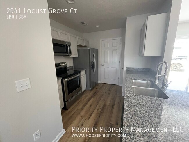 Building Photo - 3 Bdrm 2.5 Bath Townhome Near RMH - No Pets