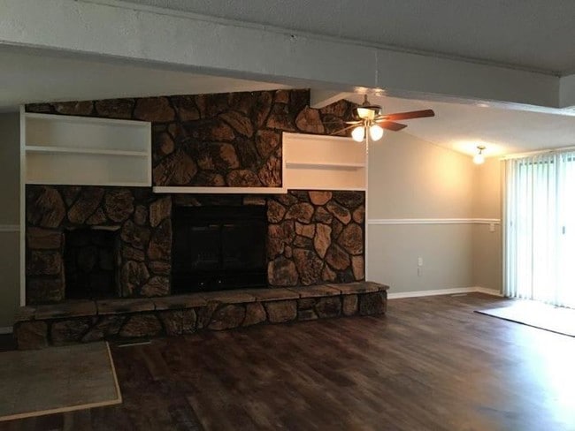 Building Photo - 2550 N Waterford Dr
