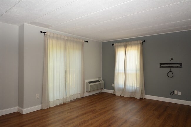 Building Photo - 147 Turner Rd
