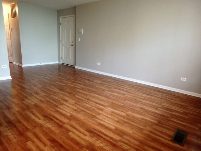 Building Photo - 1323 N Red Oak Cir