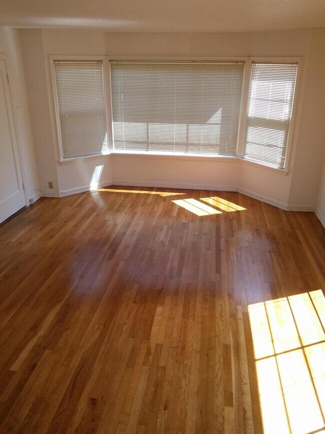 Building Photo - (837) 27th Street Apts. - 1 Bedroom / 1 Ba...
