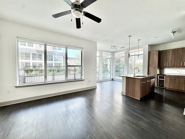Building Photo - 2111 Westheimer Rd
