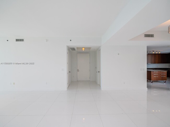 Foto del edificio - 15901 Collins Ave