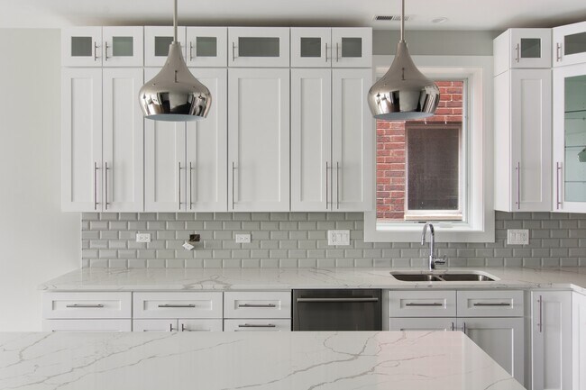 Foto del edificio - 2450 N Clybourn Ave