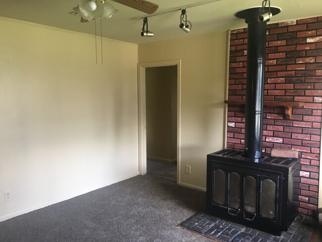 Building Photo - 1015 Pine Tree Dr