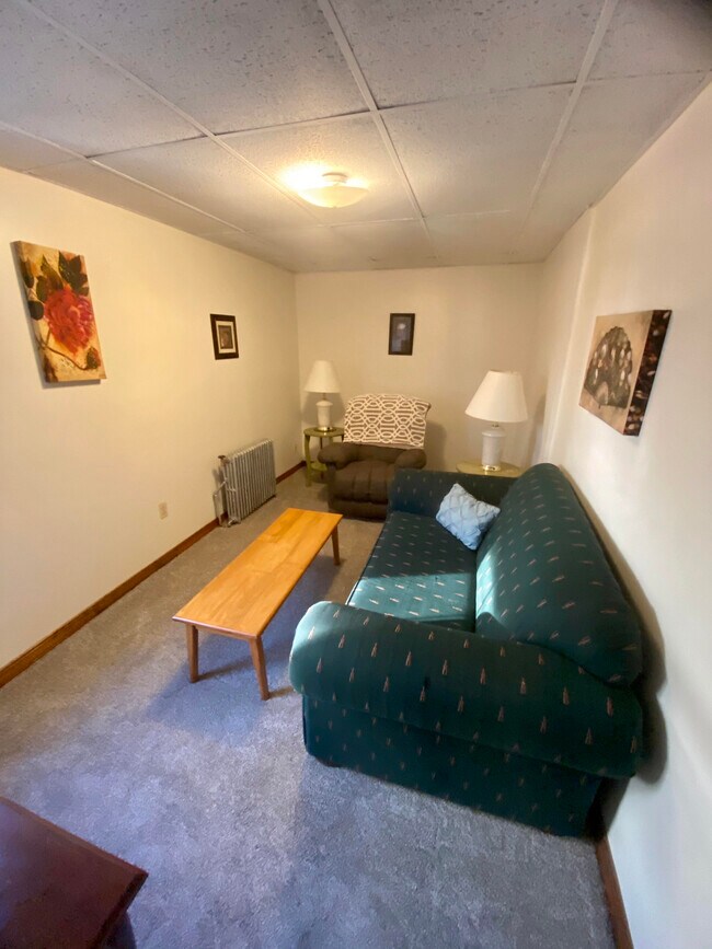 Segunda vista del dormitorio n.° 2, actualmente sin amueblar. - 154 College St