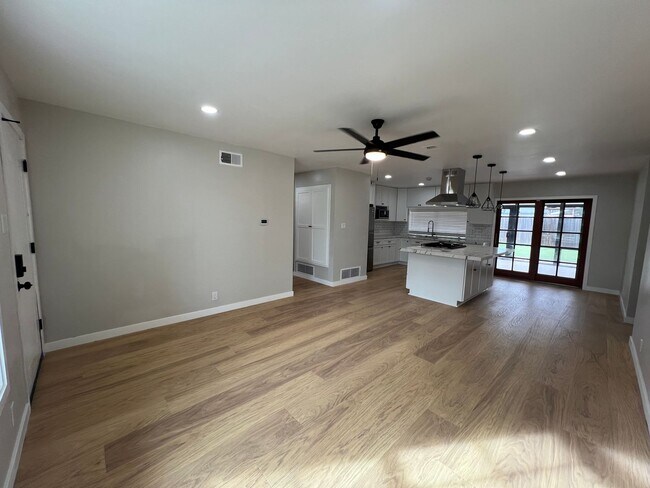 Building Photo - Remodeled 3 Bedroom 2 Bath 2 Story Home