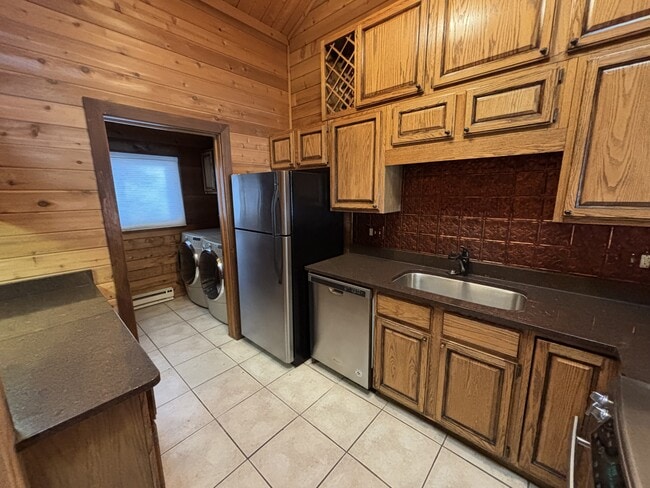 Building Photo - 1655 W Big Trail Dr