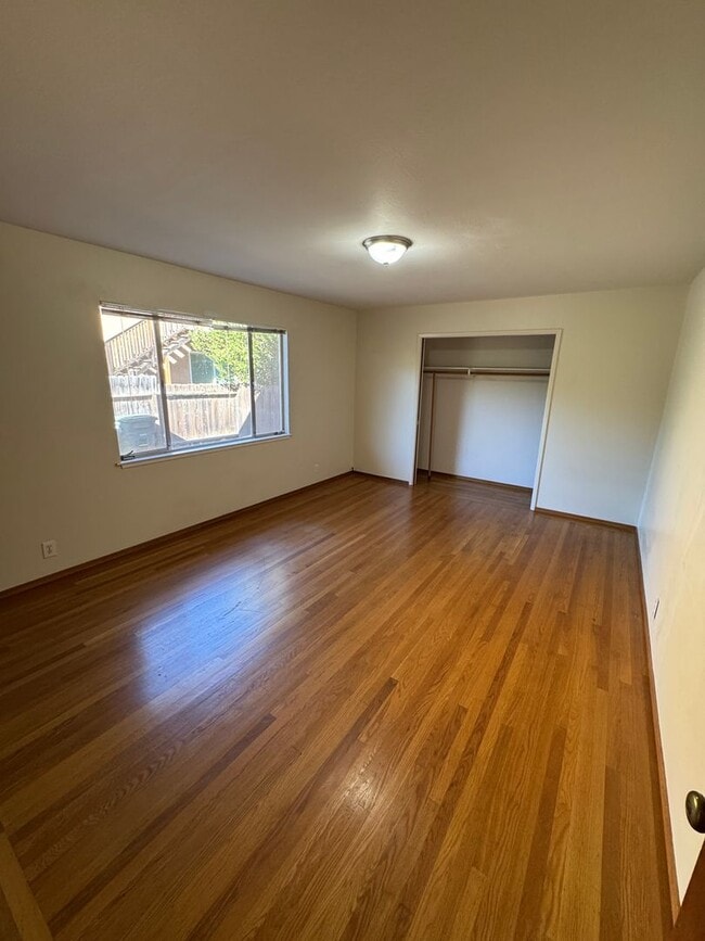 Building Photo - Hoover 1210-1212