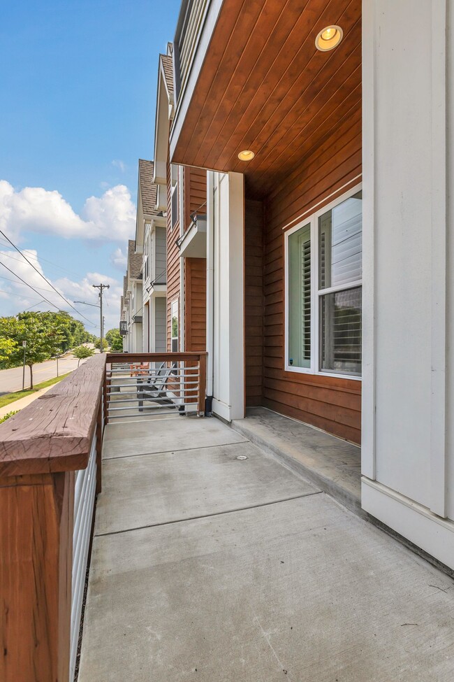 Building Photo - 706 James Ave