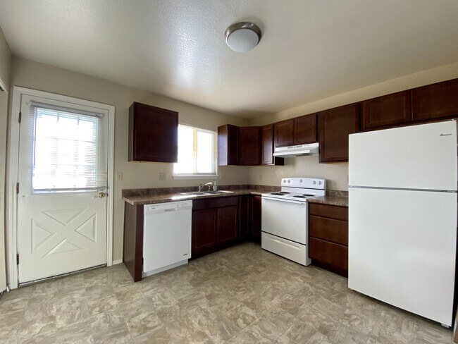 Building Photo - 521 Comanche Village Dr