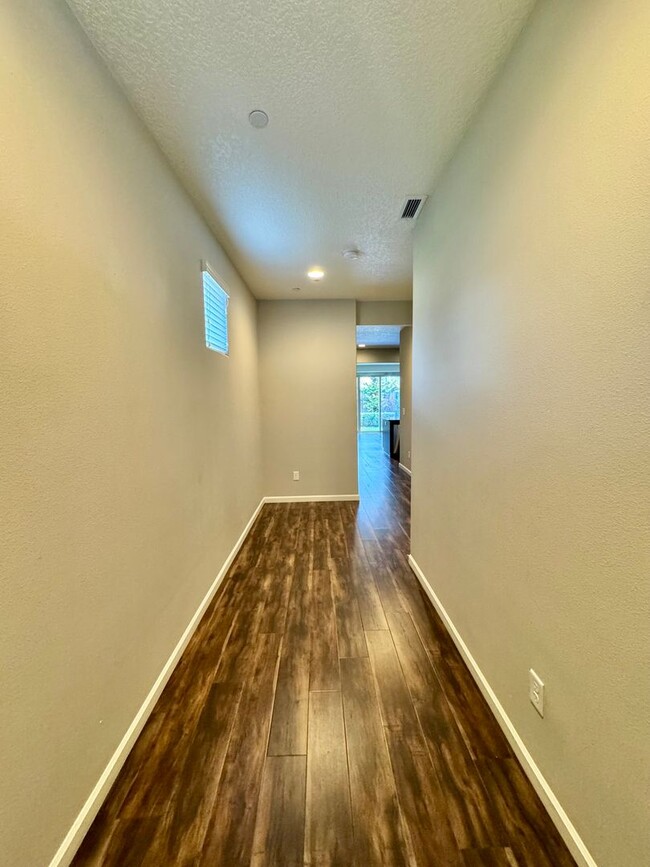 Building Photo - 1/2 1ST MONTHS RENT   AVAILABLE NOW.. Wond...