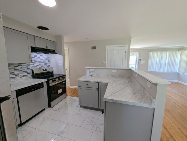 Foto del edificio - Updated Open-Concept with Sunroom & Finished Basement Space