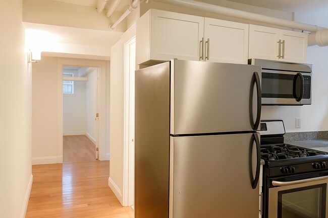 Foto del edificio - Large 3-Bed, 2-Bath Apartment in Brighton