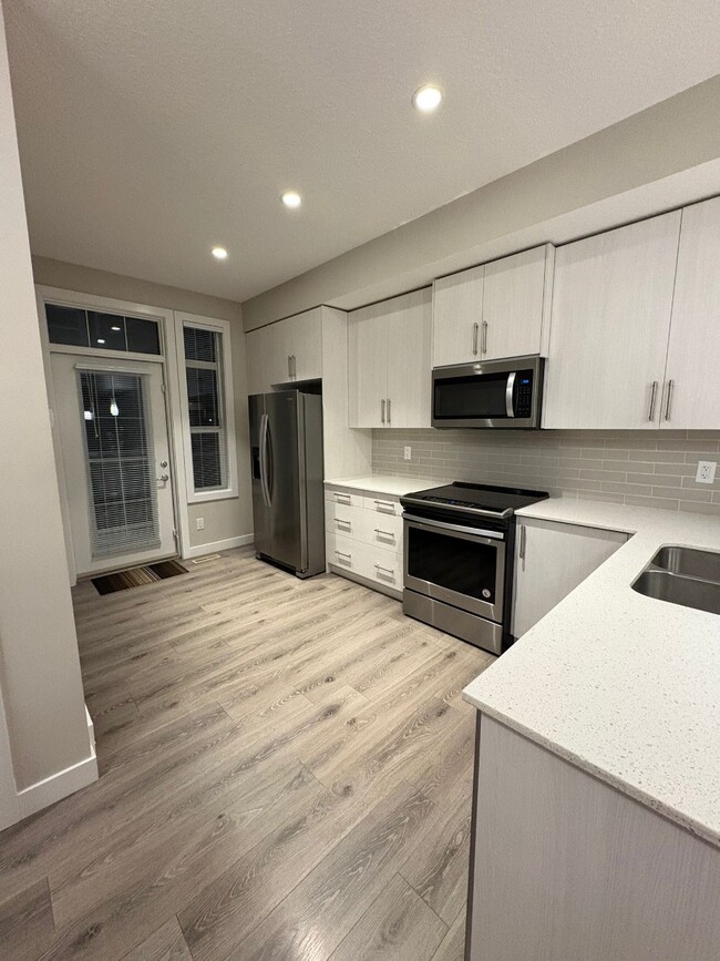 Building Photo - Spacious 2 Bed, 2.5 Bath Townhouse with Tandem Garage (IP054)