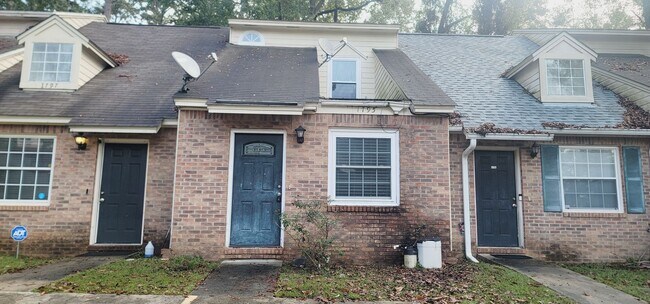 Building Photo - CUTE 3/2 w/ Vaulted Ceilings, Washer/Dryer...