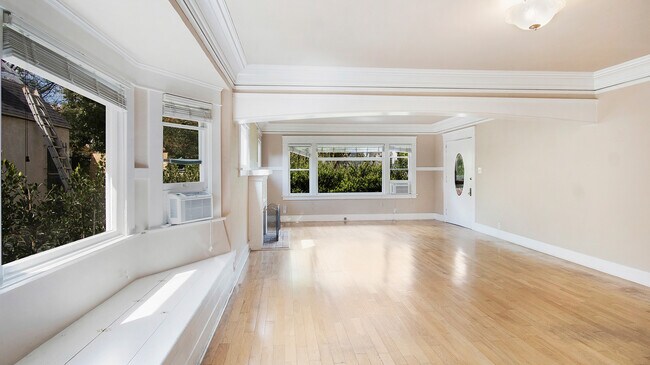 Foto del edificio - 7616 Norton Ave