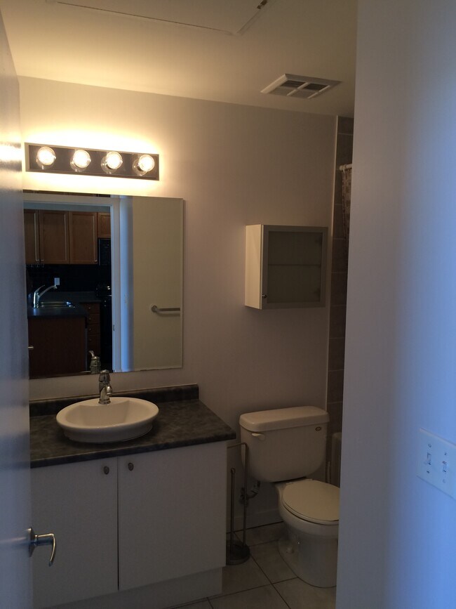 Photo du bâtiment - 404 King St W