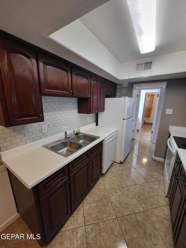 Building Photo - 6700 Escondido Dr