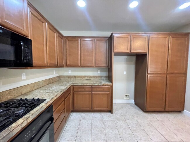 Building Photo - 280 Yellow Rose Cir