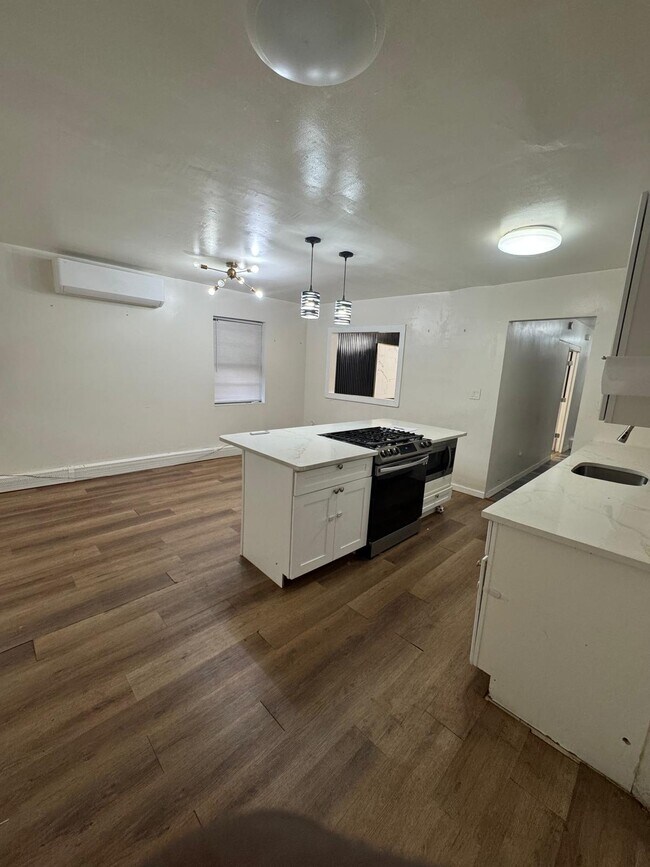 Cocina y comedor - 1470 Needham Ave