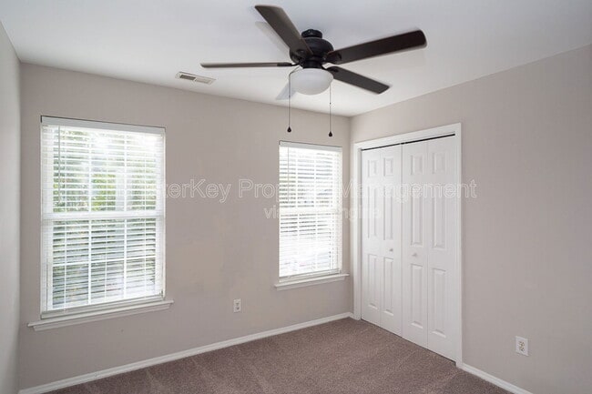 Building Photo - 204 Evening Star Dr