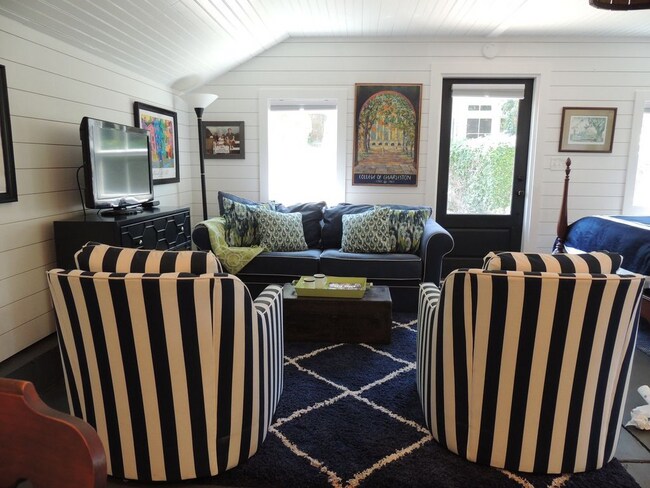 Foto del edificio - 8 Chadwick Dr