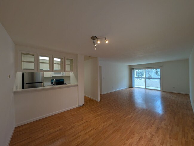 Foto del edificio - 3 bed / 2 bah Condo. Hardwood floor, forced heat, lots of HOA amenities