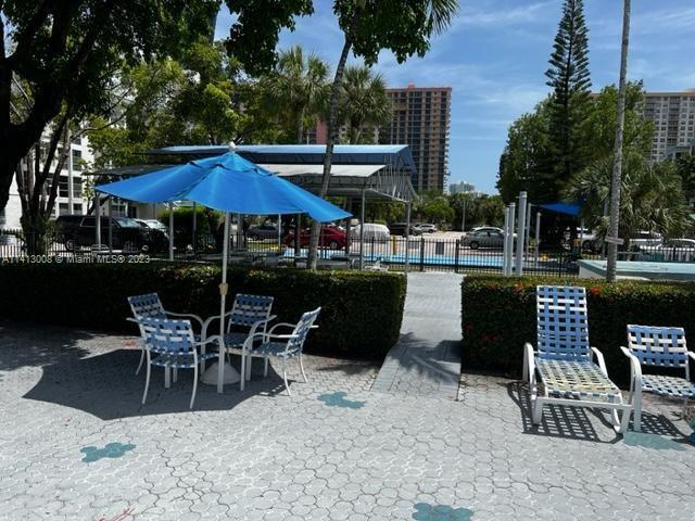 Foto del edificio - 17560 Atlantic Blvd