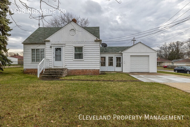 Building Photo - Lovely Maple Heights Bungalow