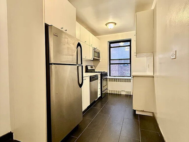 Foto del edificio - "Charming 1-Bedroom Retreat in the Heart of Forest Hills – Your Perfect Urban Oasis!"