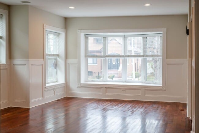 Building Photo - Gorgeous 5 Bedroom / 4 Full Bath Home along Chicago River