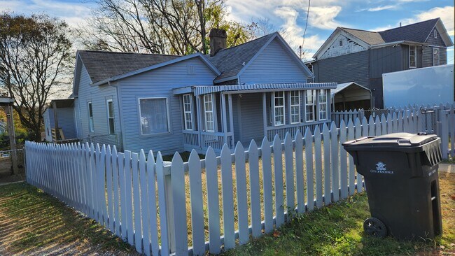 Building Photo - 1614 Brown Ave