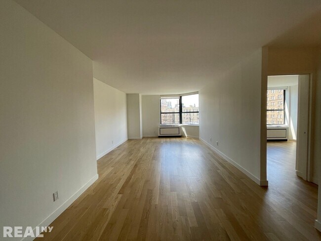 Building Photo - 247 W 87th St