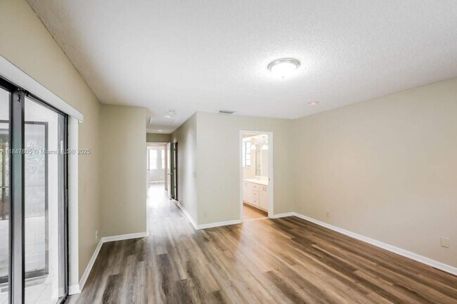 Foto del edificio - 8548 Eagle Run Dr