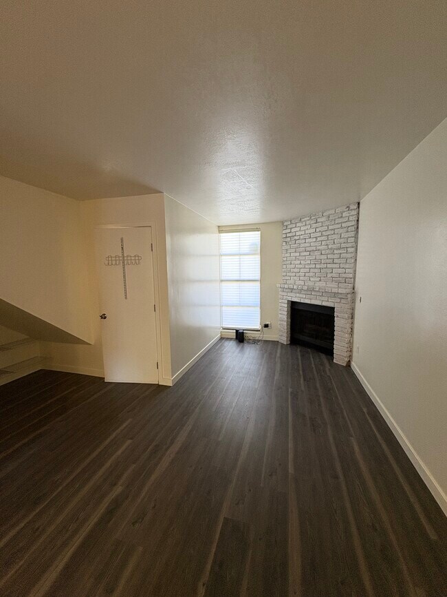Sala de estar + chimenea - 1408 Everton Pl