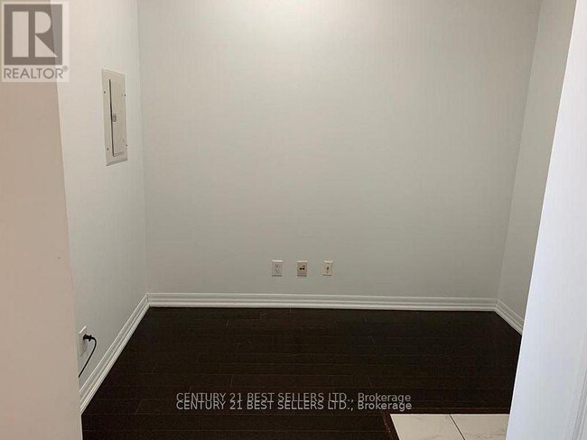 Building Photo - 223-2223 Webb Dr