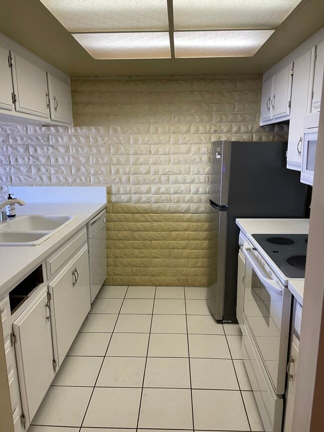 Foto del edificio - BOAT DOCK!  UNFURNISHED Tahoe Keys condo --   12 month lease