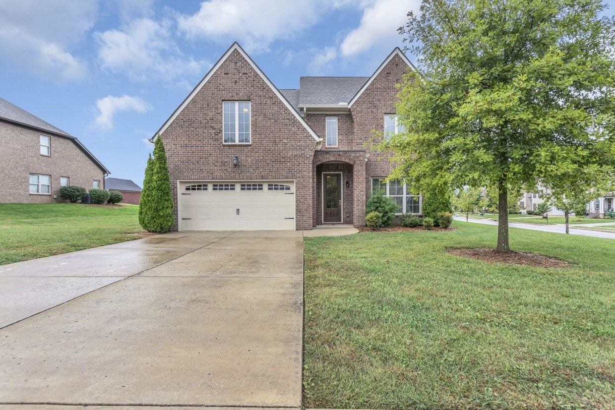 Foto principal - 4BR/3.5BA All-Brick Home Near Top Williams...