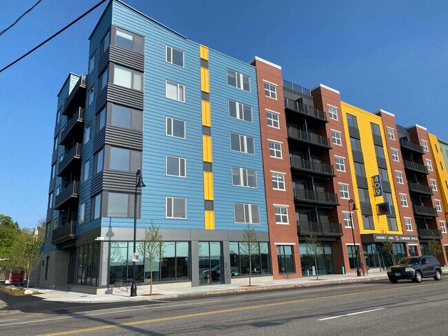 Building Photo - 409 Elm St